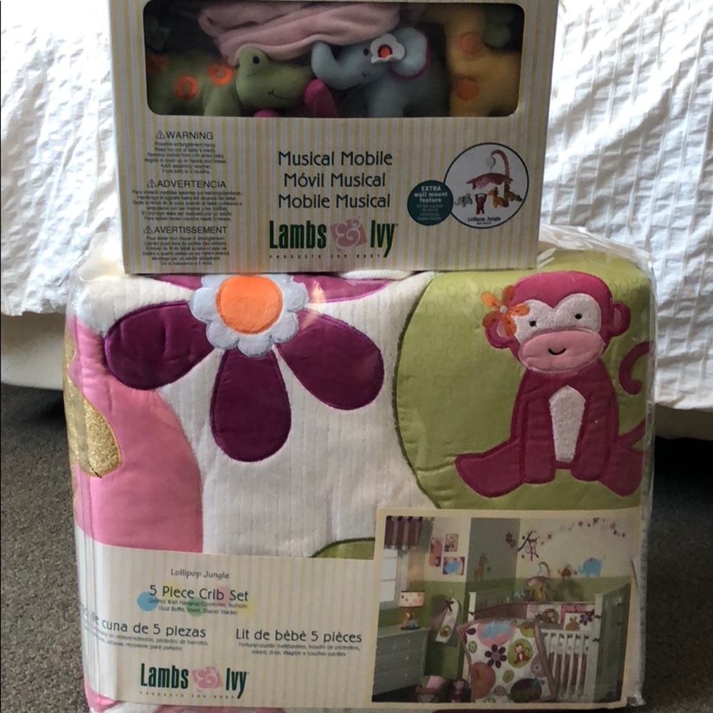 5 Piece Crib Set and Mobil